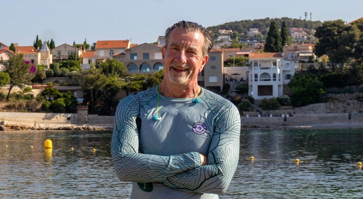 Christian Jousset au bord de la mer à Bandol