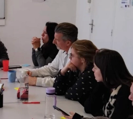 Christian Jousset participant à un atelier collaboratif avec une équipe